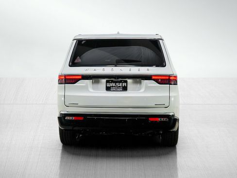 Used 2023 Jeep Wagoneer Series III w/ Preferred Equipment Group AWD/4WD image 5