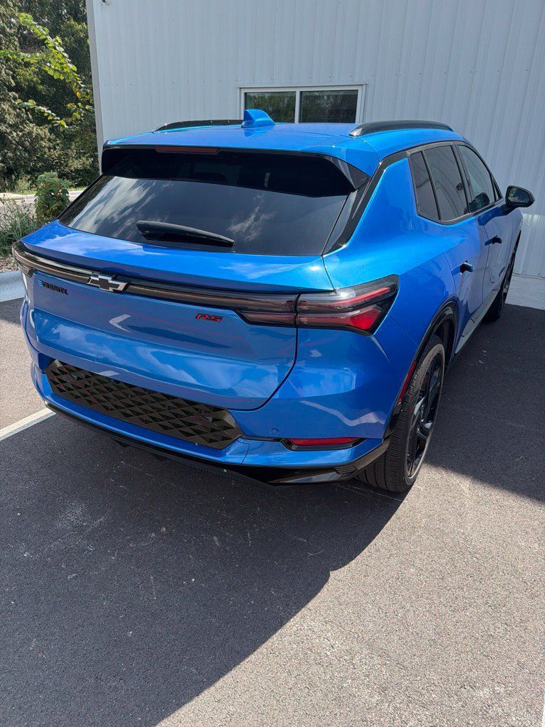 Used 2024 Chevrolet Equinox EV RS FWD image 3