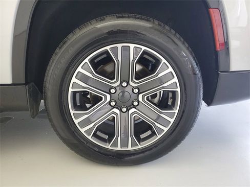 Used 2024 Jeep Wagoneer L Series II w/ Flexible Seating Group image 10