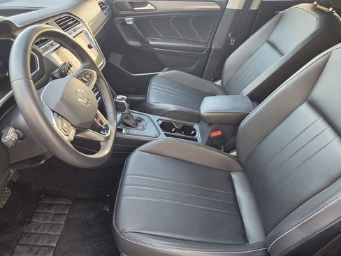 Used 2023 Volkswagen Tiguan SE w/ Panoramic Sunroof Package FWD image 11