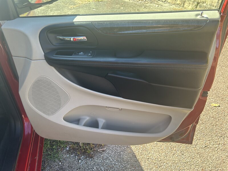 Used 2012 Dodge Grand Caravan SXT FWD image 28