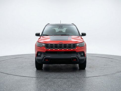 Used 2025 Jeep Compass Trailhawk image 2