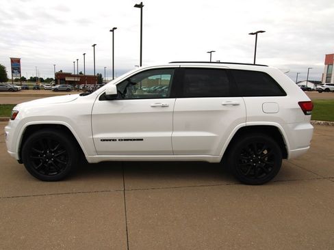 Used 2017 Jeep Grand Cherokee Altitude AWD/4WD image 16