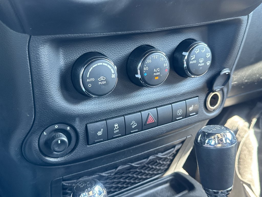 Used 2017 Jeep Wrangler Unlimited Sahara w/ Connectivity Group AWD/4WD image 28