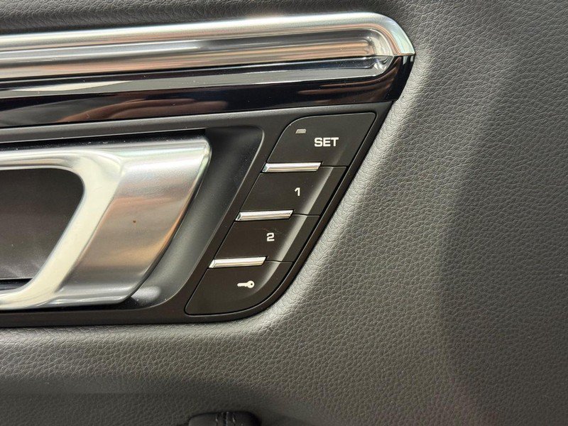 Used 2025 Porsche Macan AWD/4WD image 19