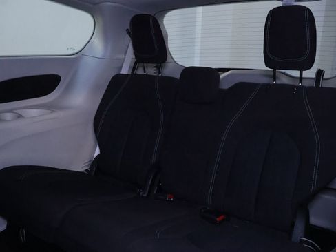 Used 2023 Chrysler Voyager LX image 14