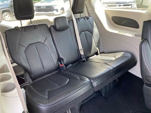 Used 2024 Chrysler Pacifica Touring-L FWD image 15