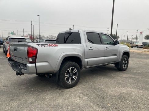 Used 2018 Toyota Tacoma TRD Sport w/ Technology Package image 6