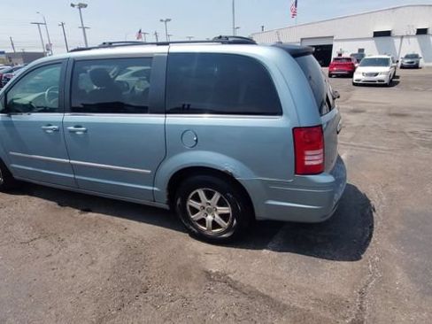 Used 2009 Chrysler Town & Country Touring FWD image 6