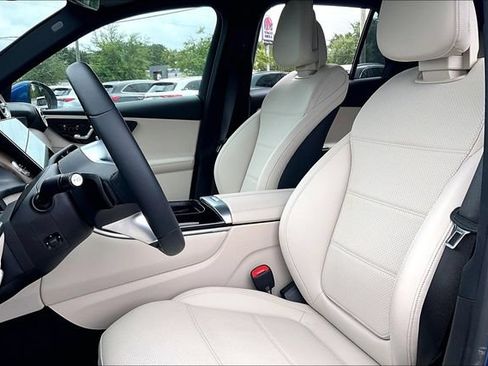Used 2025 Mercedes-Benz GLC 300 4MATIC image 8