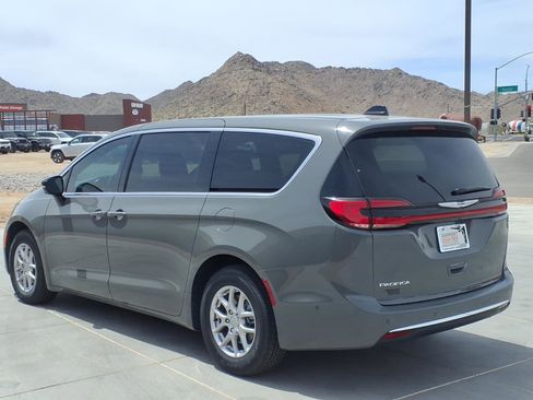 New 2025 Chrysler Pacifica Select image 4