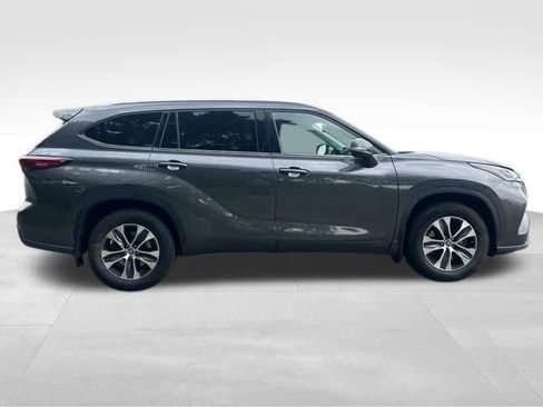 Used 2021 Toyota Highlander XLE AWD/4WD image 6