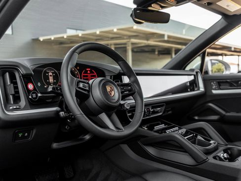 Certified 2025 Porsche Cayenne image 4