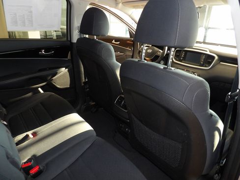 Used 2019 Kia Sorento FWD V6 image 16