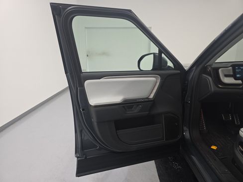 Used 2025 Rivian R1S Premium AWD/4WD image 16