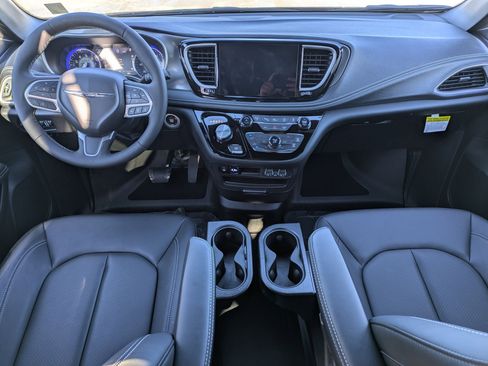 Used 2025 Chrysler Pacifica Select image 23