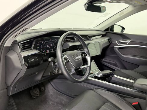 Used 2021 Audi e-tron Prestige w/ Prestige Package image 4