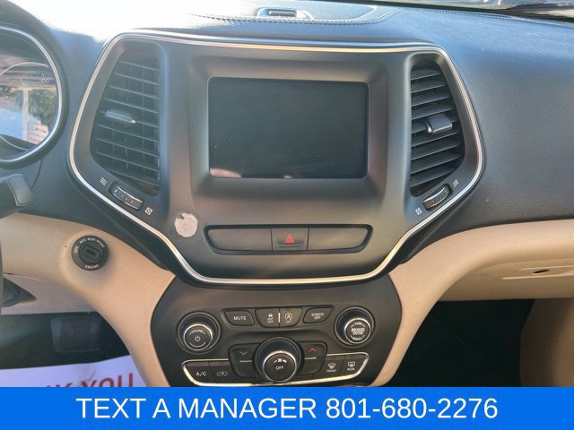 Used 2019 Jeep Cherokee Latitude w/ Cold Weather Group FWD image 24