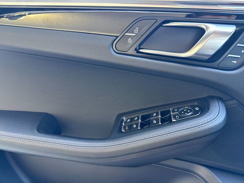 Certified 2025 Porsche Macan image 12