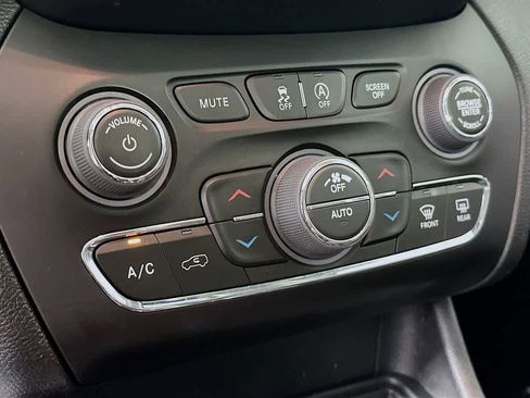 Used 2022 Jeep Cherokee Latitude Lux w/ Sun & Sound Group image 18