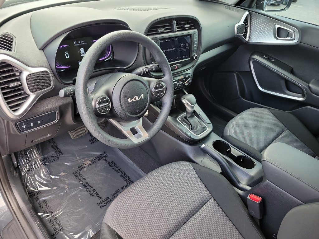 Used 2025 Kia Soul LX w/ LX Technology Package FWD image 19