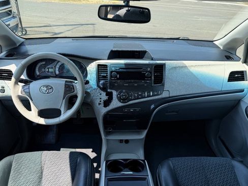 Used 2013 Toyota Sienna SE FWD image 12