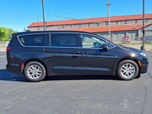 Used 2024 Chrysler Pacifica Touring-L FWD image 26