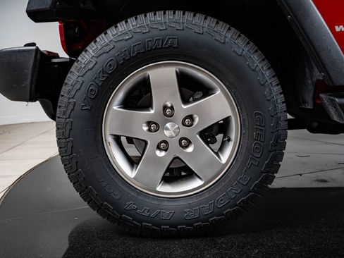 Used 2012 Jeep Wrangler Unlimited Rubicon w/ Dual Top Group AWD/4WD image 13