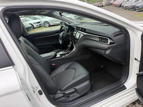 Used 2018 Toyota Camry SE w/ Moonroof Package FWD image 24