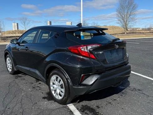 Used 2022 Toyota C-HR XLE image 3