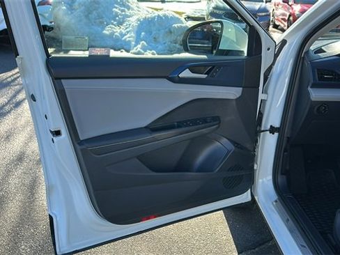 Used 2024 Volkswagen Taos SE w/ Panoramic Sunroof Package image 8