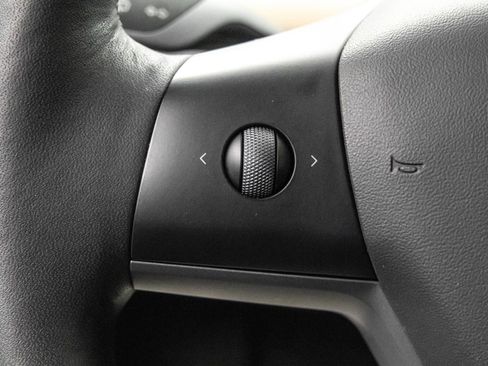 Used 2022 Tesla Model Y Long Range image 18