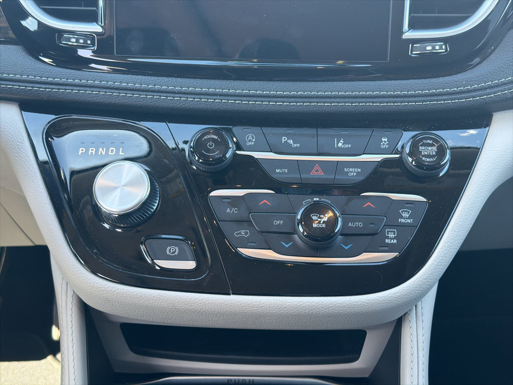 Certified 2024 Chrysler Pacifica Limited AWD/4WD image 17