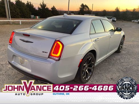 Used 2022 Chrysler 300 Touring w/ Sport Appearance Package image 7