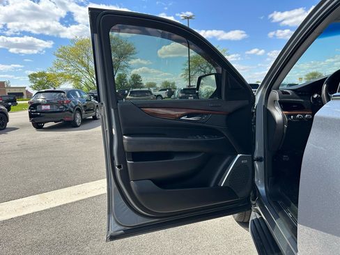 Used 2019 Cadillac Escalade Luxury AWD/4WD image 11