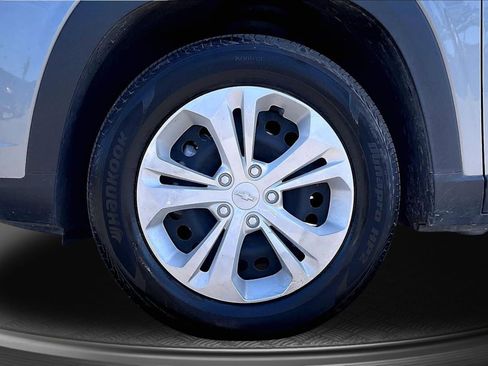 Used 2025 Chevrolet Trax LS FWD image 9