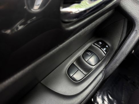 Used 2018 Nissan Rogue SV FWD image 11