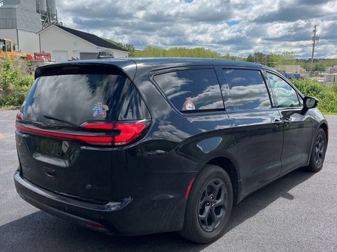 Used 2022 Chrysler Pacifica Touring-L w/ Uconnect Theater Family Group FWD image 3