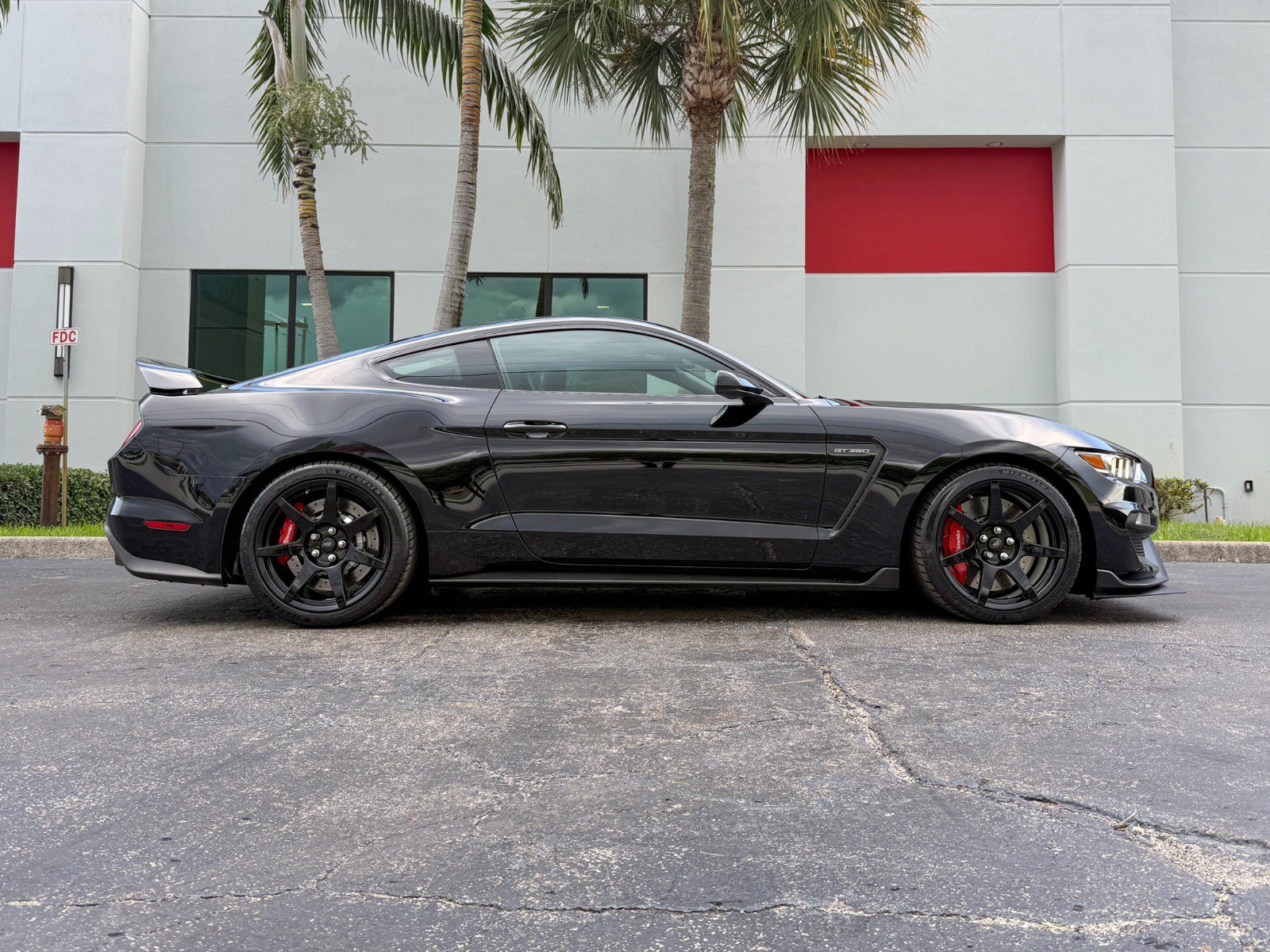 Used 2017 Ford Mustang Shelby GT350R w/ GT350R Equipment Group 920A RWD image 4