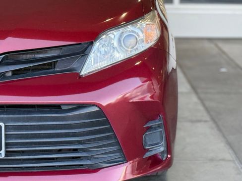 Used 2018 Toyota Sienna L image 5