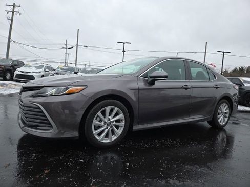 Used 2023 Toyota Camry LE image 3