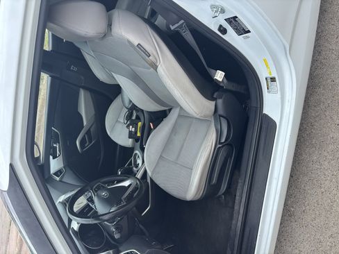 Used 2014 Hyundai Veloster w/ Style Package 02 FWD image 4