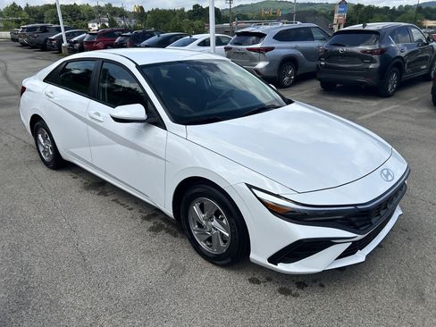 Used 2025 Hyundai Elantra SE FWD image 1