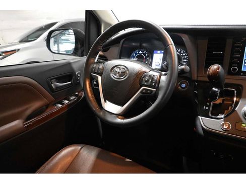 Used 2020 Toyota Sienna Limited Premium FWD image 25