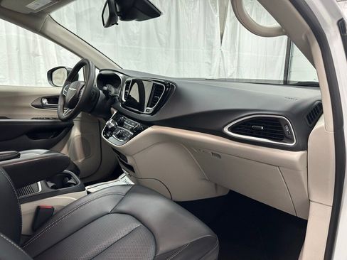 Used 2023 Chrysler Pacifica Touring-L image 61