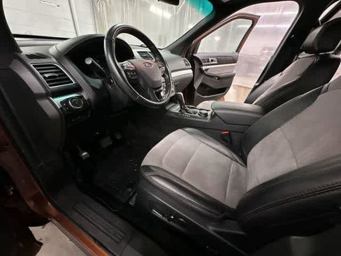 Used 2017 Ford Explorer XLT w/ Equipment Group 202A AWD/4WD image 15