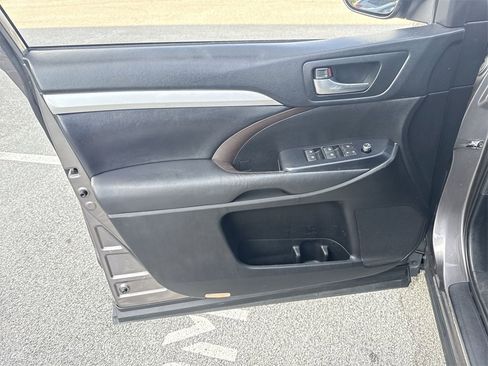 Used 2019 Toyota Highlander XLE image 24