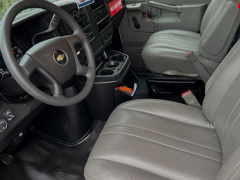 Used 2017 Chevrolet Express 4500 Extended image 10