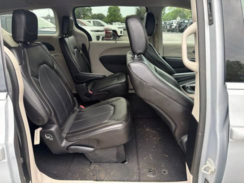 Used 2023 Chrysler Pacifica Touring-L FWD image 12