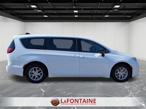 Used 2024 Chrysler Pacifica Touring-L image 6